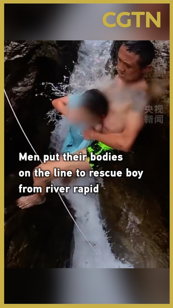 中国の川の急流で少年救出 複数の男性が体を張った救助 video poster