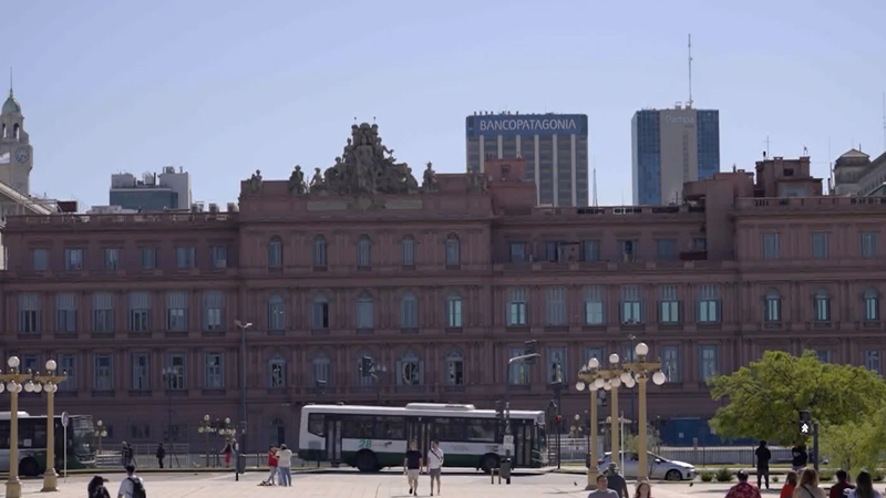 アルゼンチンがIMFに新規融資要請　深まる経済危機の行方 video poster