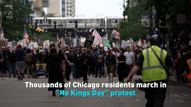 シカゴで「No Kings Day」デモ　トランプ大統領に抗議する市民の声 video poster