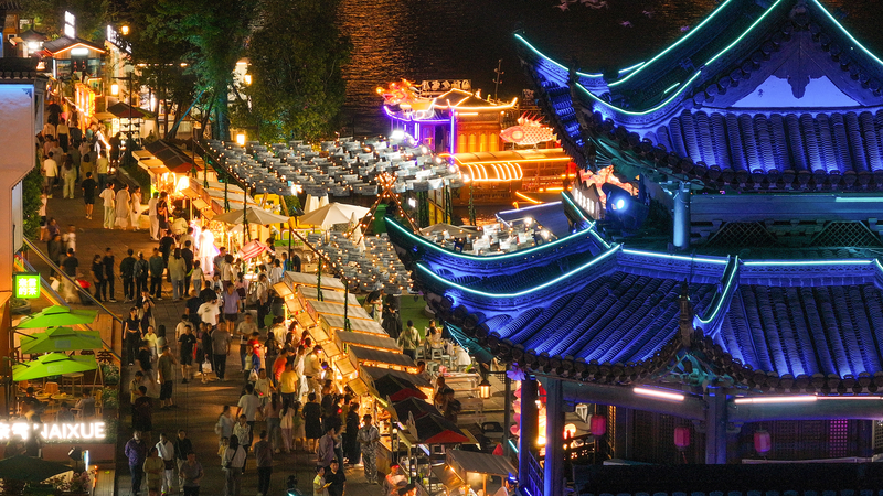 中国本土、2026年の最優先は「内需拡大」へ：所得・投資・新消費を総動員