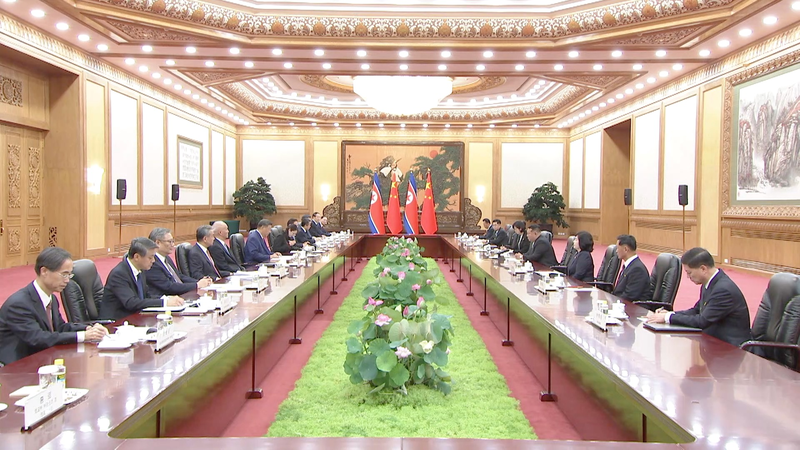 習近平氏と金正恩氏が北京で会談　第二次世界大戦の「勝利の成果」を守る決意 video poster