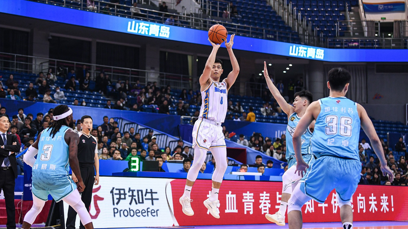 CBAクラブカップ開幕戦、北京ダックスが青島に逆転勝利 video poster