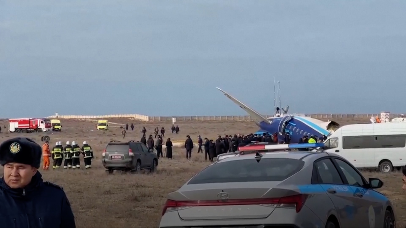 カザフスタンでアゼルバイジャン機墜落　フライトレコーダー2個回収 video poster