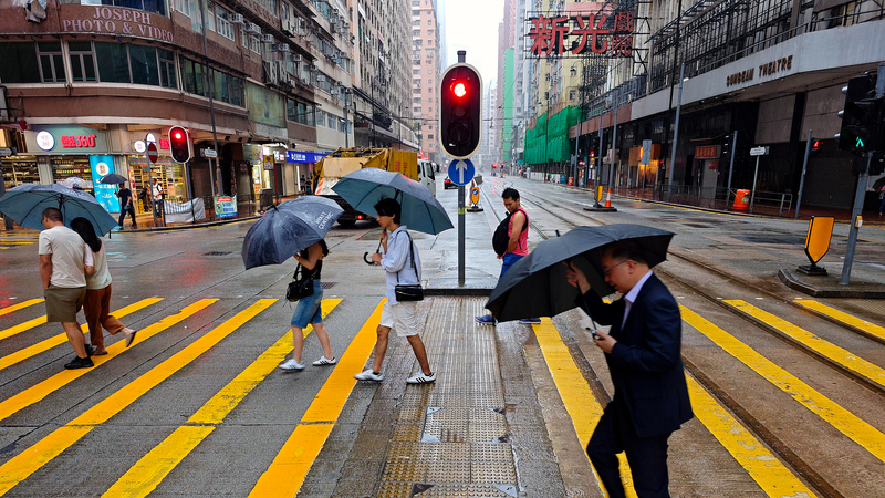 香港、台風ターファー接近で警戒　シグナル8発令と休校の影響 video poster