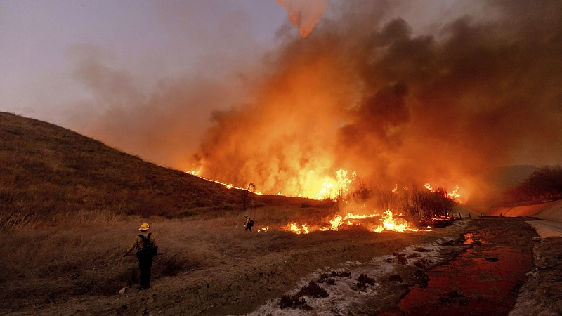 ロサンゼルスで大規模山火事　少なくとも10人死亡