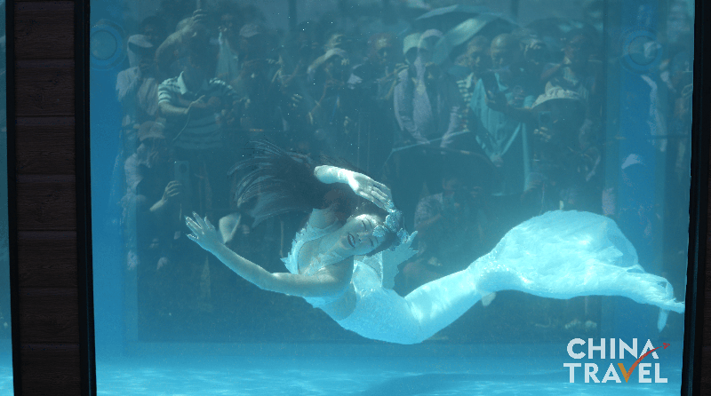 海南・海花島の自動車エコキャンプ博でマーメイドショー　水中演出が話題に