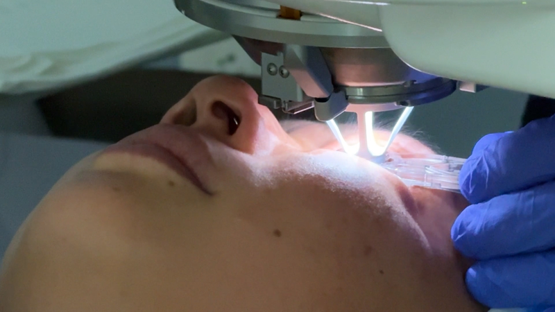 AIが視力矯正手術LASIKを進化させる　手術室で起きている変化 video poster