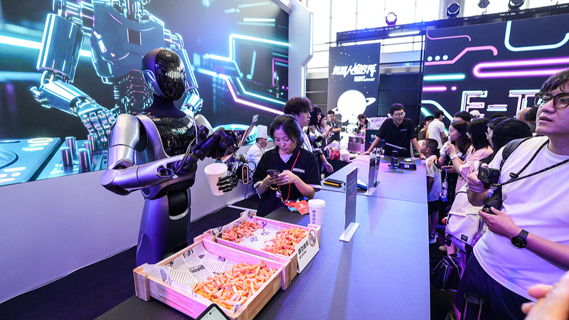 北京・世界ロボット大会をライブ取材　AIコンパニオンとロボットレストランの現場 video poster