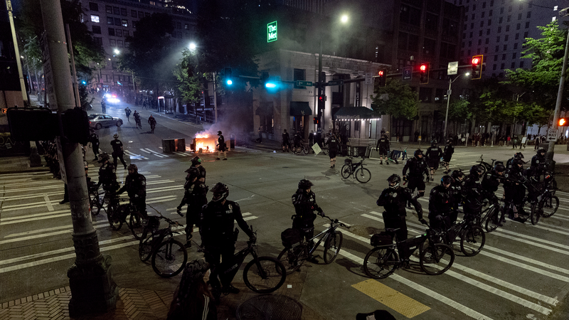 米国世論調査：ロサンゼルス軍派遣をめぐり賛否が拮抗