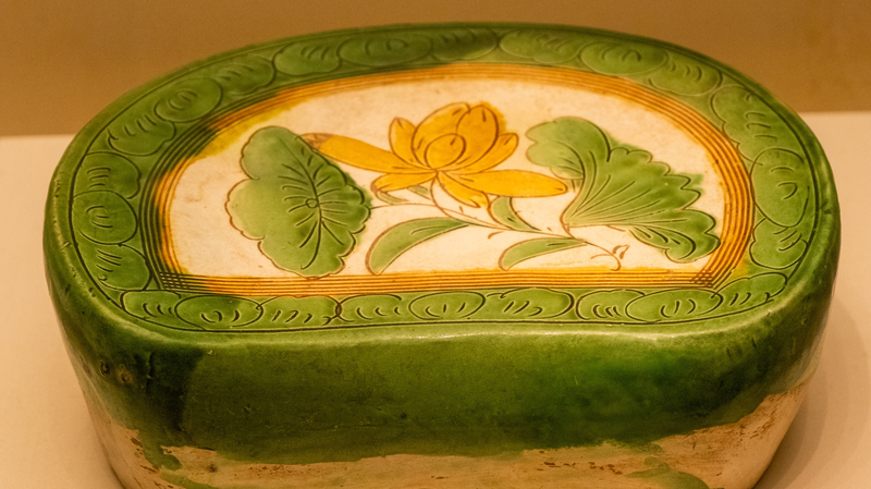 古代中国の涼をとる知恵　三彩の陶枕に見る宋代の静かな優雅さ