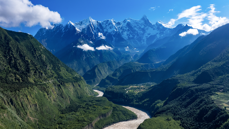 ナムチャバルワをライブで：ヒマラヤ最東端の静かな絶景を中国メディアが配信 video poster