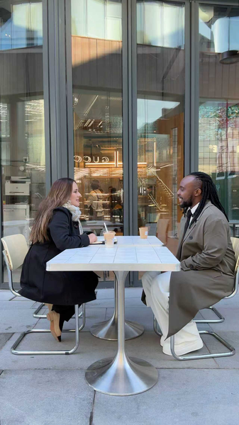 アフリカ人気TV司会者デイビッド、北京でデジタル革新に挑む video poster