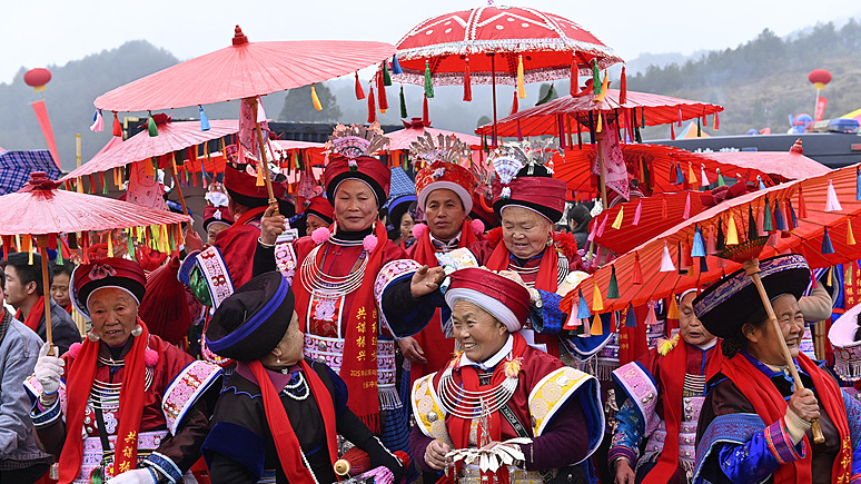 中国本土・貴州省でミャオ族が豊作を祝う 伝統衣装と音楽の祭り