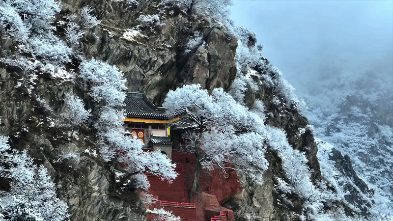 春の雪に包まれた中国・五台山　世界遺産の山が白い仙境に video poster
