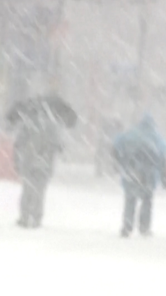 米国中部で10年ぶりの大雪か　冬の嵐がもたらす危険な交通状況 video poster