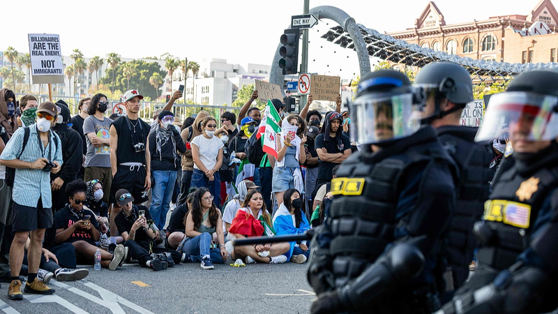 ロサンゼルスで移民摘発に抗議デモ、州兵と衝突し緊張高まる video poster