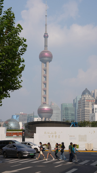 “サイバーパンク上海”の夜景——黄浦江の向こう、陸家嘴スカイラインの未来感 video poster