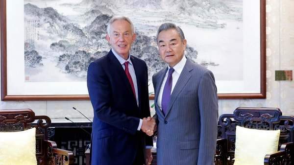 中国と英国が関係強化へ　王毅氏がトニー・ブレア氏と会談、中東情勢も協議