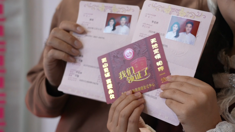 新疆・天池が今冬の話題に：氷の湖で「婚姻登記センター」、恋と冒険を一度に video poster