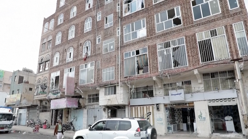 米空爆がイエメン首都サナアを直撃　商店と住宅に深刻被害 video poster