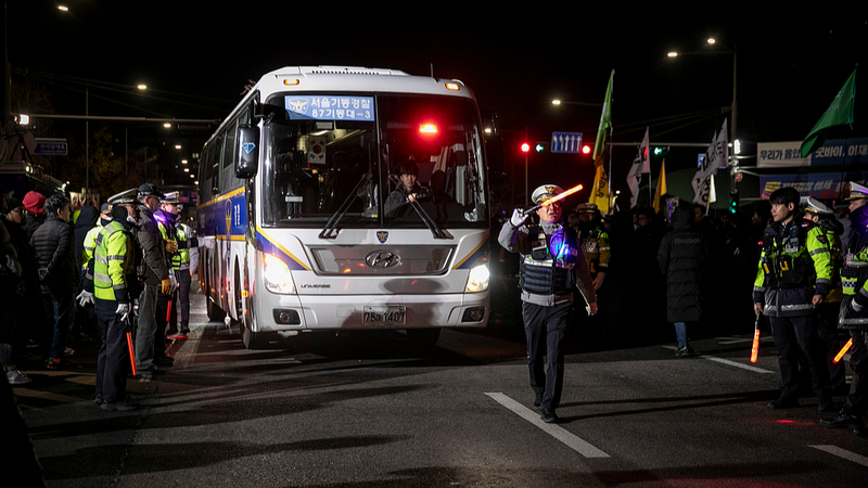 韓国・尹錫悦大統領が弾劾危機　戒厳令めぐり国会前に緊張 video poster