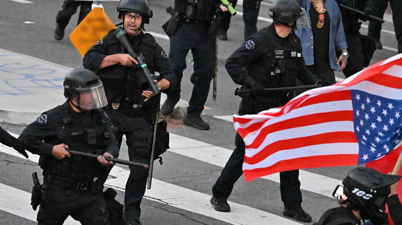 YC8AV8Z0Y8A1AHSJ4ZE4 - NewsTomo – 日本語で読む、世界のニュースハブ 米国で「ノー・キングス」デモ トランプ氏79歳誕生日に広がる抗議 video poster