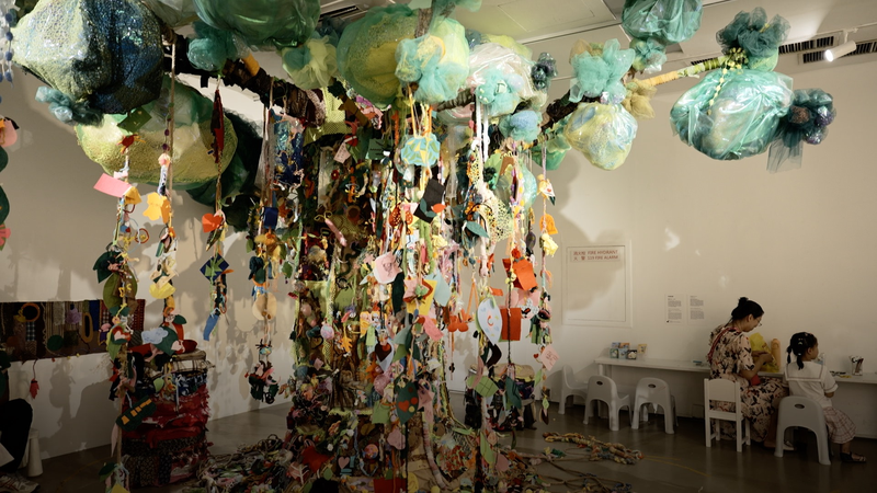 世界アースデー前に北京の子どもたちが作った「希望の木」　リサイクルアートが示す未来 video poster