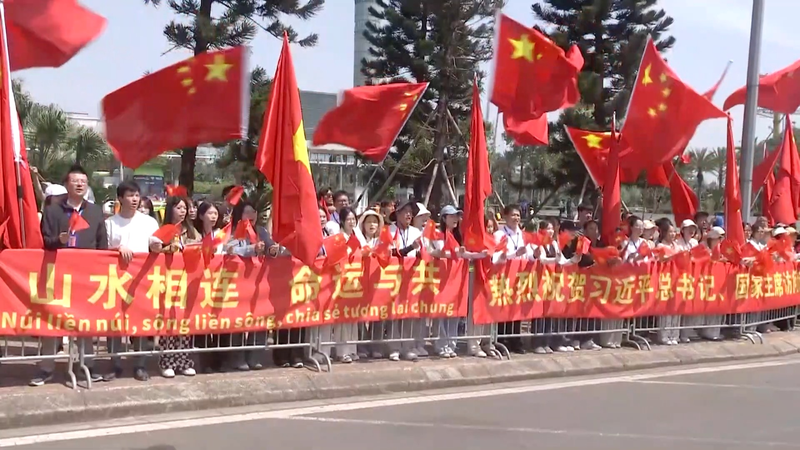 中国の習近平国家主席、ベトナム国賓訪問を終えマレーシアへ出発 video poster