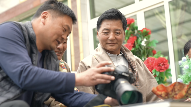 中国南西部の高原で600枚の家族写真　1人の党員が届ける笑顔と支援 video poster