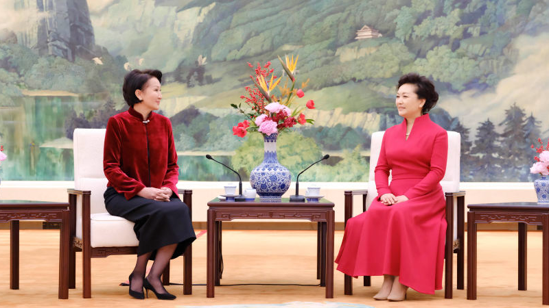 国際ニュース：彭麗媛夫人とキルギス大統領夫人、北京でお茶会