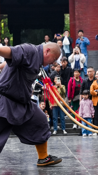 少林寺の喉に槍の演武 「制御された強さ」が示すもの video poster