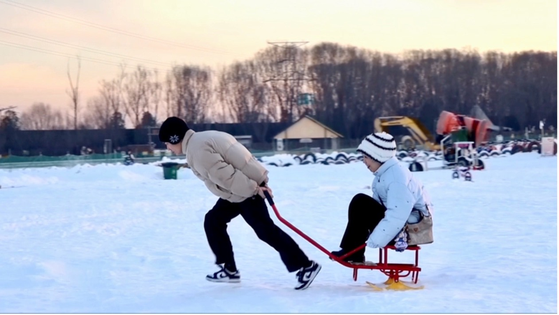 国際ニュース 中国北部で氷雪スポーツが人気 新年ムード高まる video poster