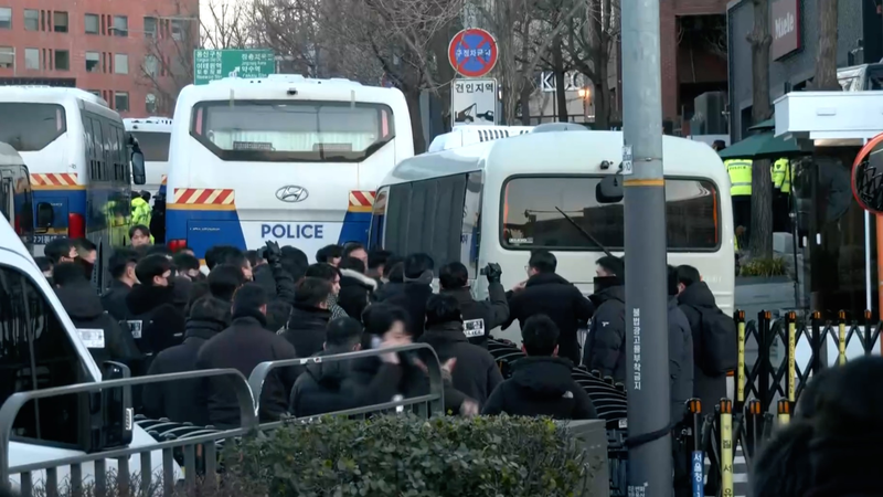 韓国で尹錫悦氏逮捕へ捜査官が大統領官邸に突入 video poster