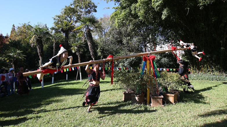 雲南・昆明でハニ族が伝統暦の新年を祝う竹の踊り