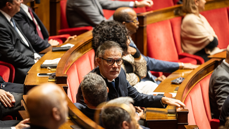 フランス社会党がルコルニュ政権に不信任警告　2026年予算巡り対立激化