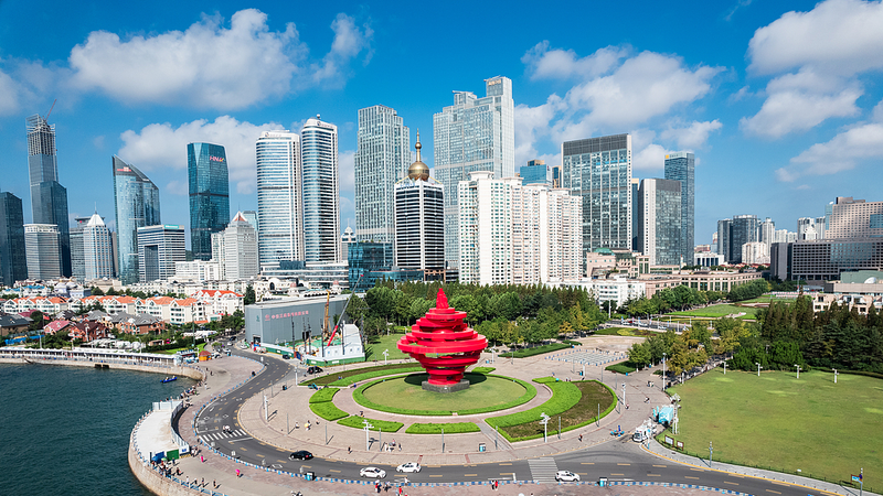 中国・福山湾の五四広場 愛国を象徴する赤い渦のランドマーク video poster