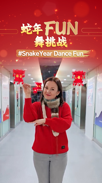 中国ニュース：春節の蛇年ダンス #SnakeYearDanceFun が映すSNS時代 video poster