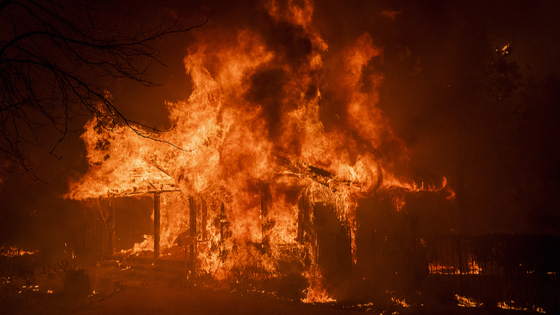 カリフォルニア山火事がロサンゼルス郡を襲う　11人死亡・13万人避難