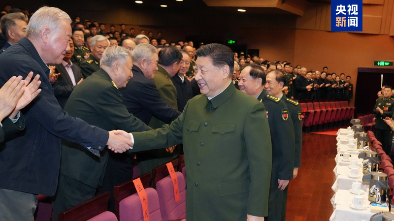 習近平主席、春節前のガラで北京の退役軍人にあいさつ