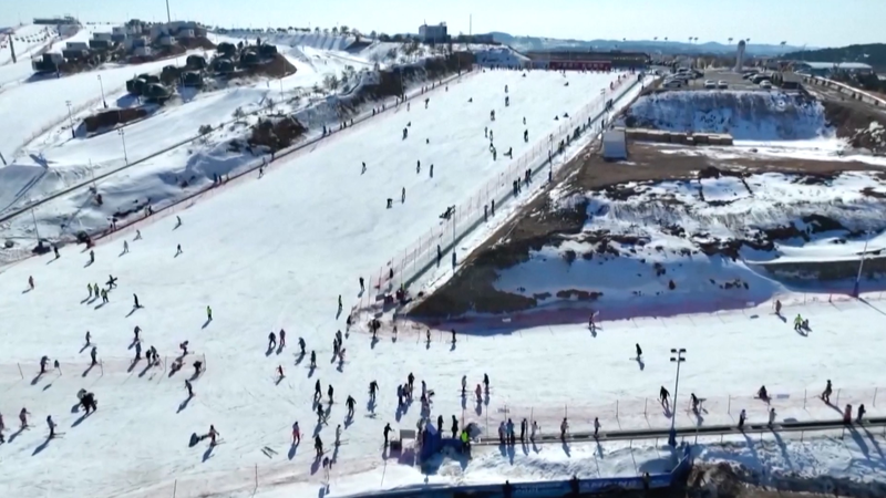 中国各地のスキー場が熱気　山西省・晋城市で広がる氷雪ブーム video poster
