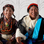 中国本土・西蔵シガツェで新年、地震後の新居に集う「村の肖像」