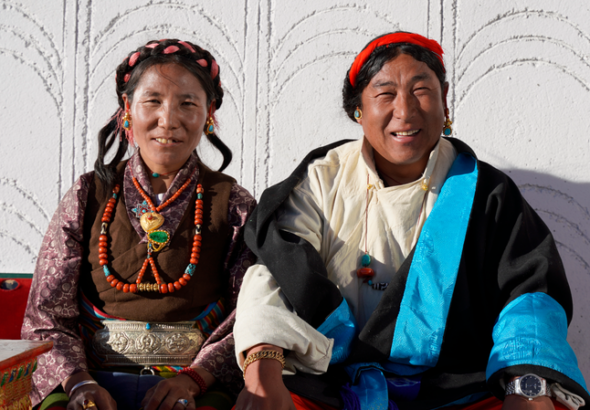 中国本土・西蔵シガツェで新年、地震後の新居に集う「村の肖像」