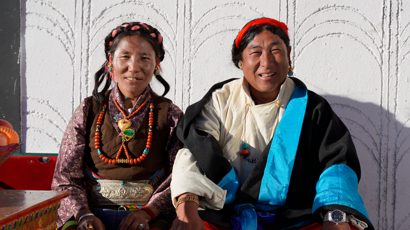 中国本土・西蔵シガツェで新年、地震後の新居に集う「村の肖像」