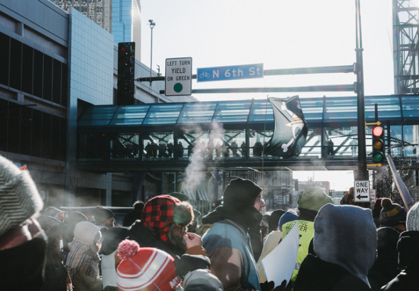 1NZ7413EFRJCKOCY30SM - NewsTomo – 日本語で読む、世界のニュースハブ 氷点下24℃のミネアポリスで大規模デモ、"ICE撤退"求め1.5万人が街へ