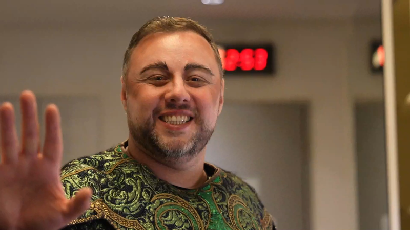 重慶で「トゥーランドット」熱：カラフ王役俳優の舞台裏インタビューが話題 video poster