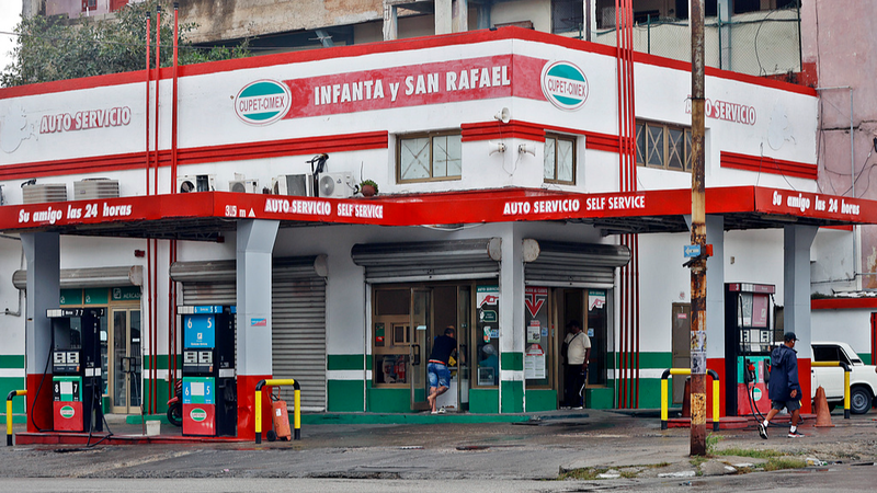 トランプ氏、キューバ向け石油供給国に関税示唆　大統領令で圧力強化