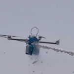 氷結する山岳送電線をロボットが守る――中国本土中部の800kV幹線