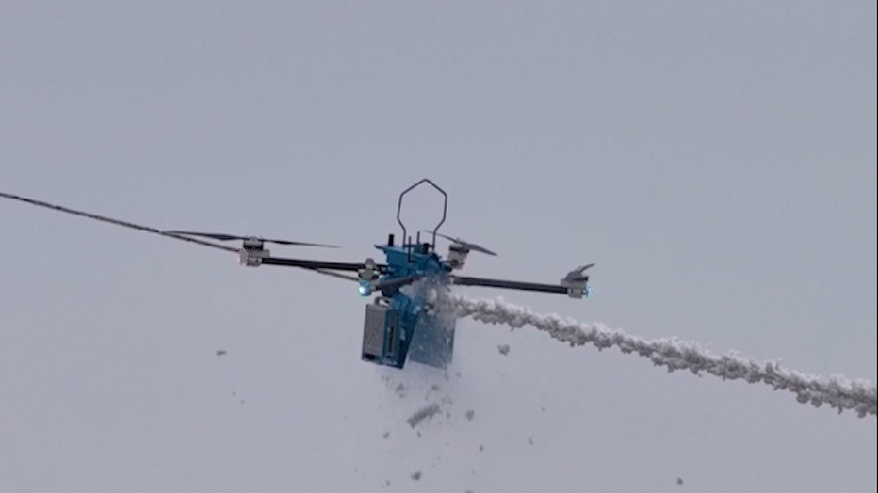 氷結する山岳送電線をロボットが守る――中国本土中部の800kV幹線