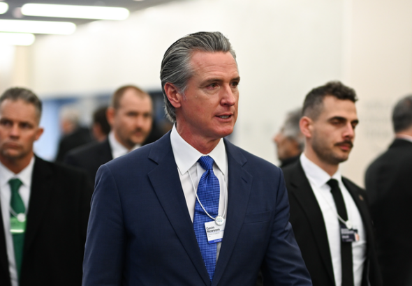 米ダボスでニュースム知事「トランプ政権が登壇阻止」 米館入場拒否を批判