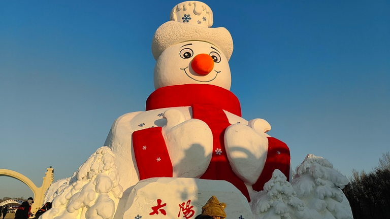 中国本土ハルビンで「雪の巨人」登場、サンアイランド雪彫刻博覧会をバーチャル体験 video poster
